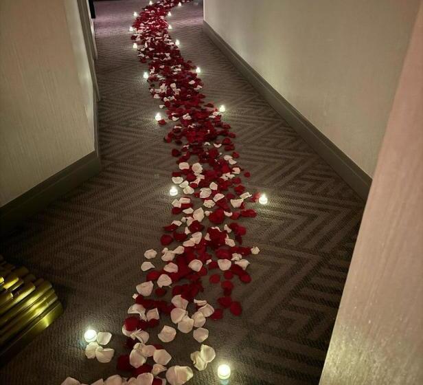 هتل Khawarnaq Palace