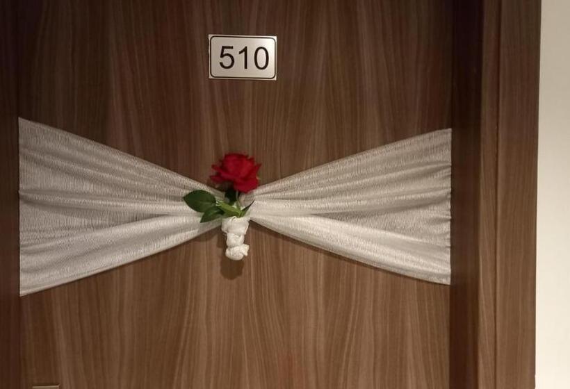 هتل Khawarnaq Palace