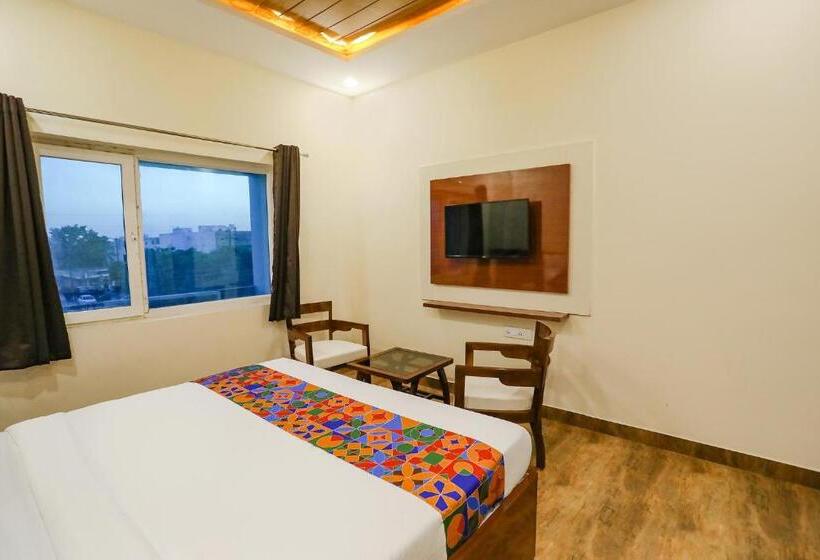 ホテル Fabexpress Trijal Inn