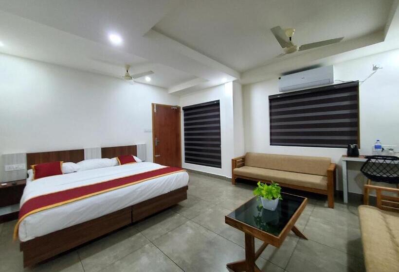 Отель Halo Residency