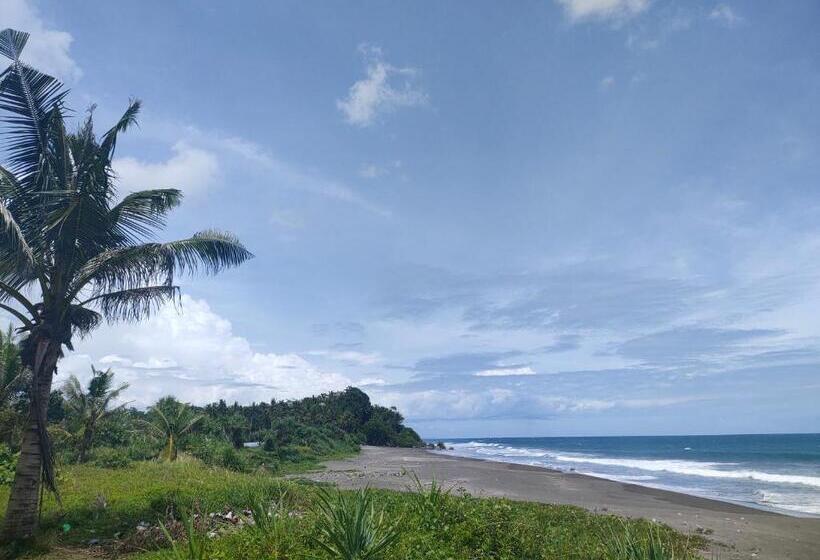 ホテル Kirai House Pantai Madasari Beach Front View