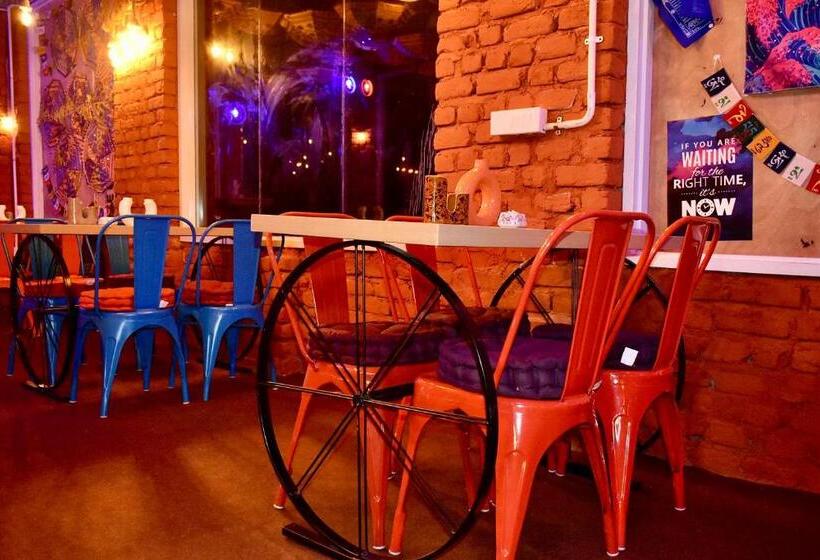 호텔 Merak Cafe & Stay