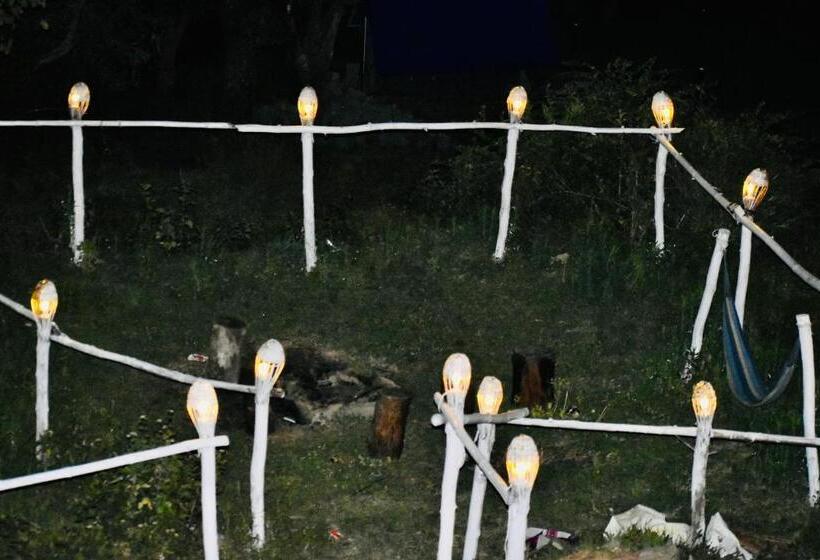 호텔 Merak Cafe & Stay