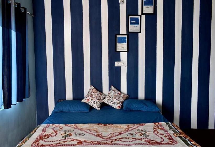 호텔 Merak Cafe & Stay