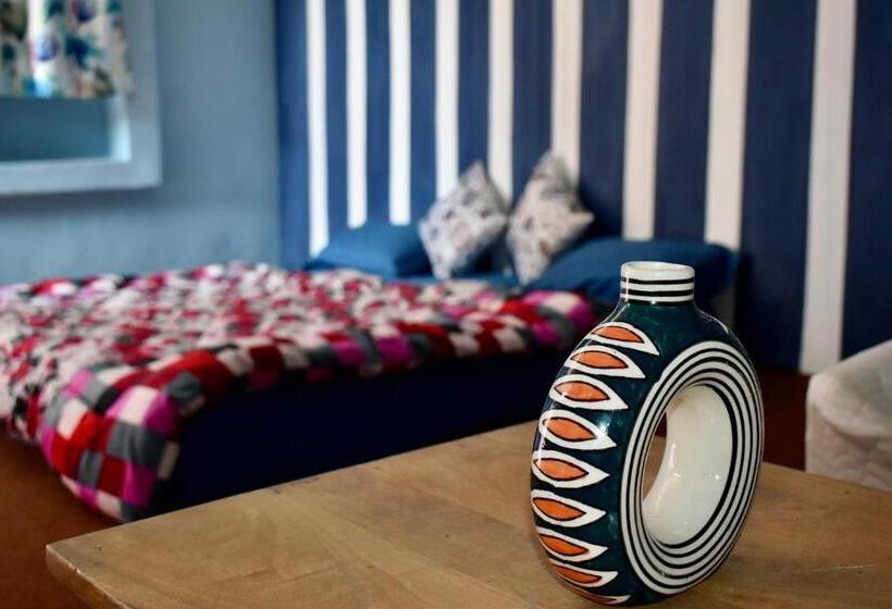 호텔 Merak Cafe & Stay