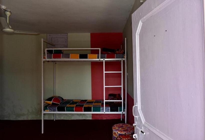 호텔 Merak Cafe & Stay