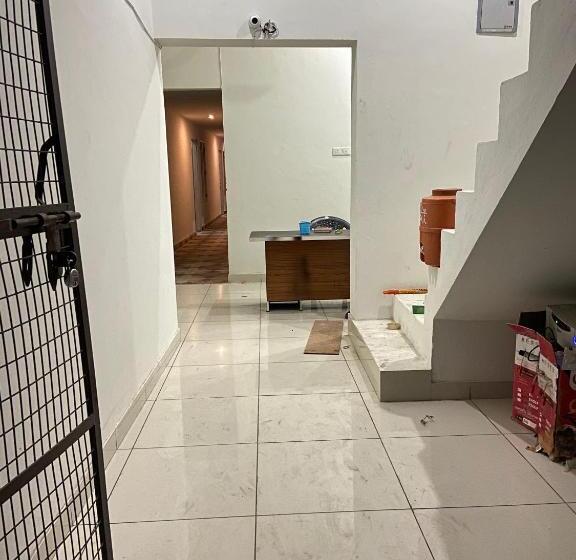 Отель Oyo 81257 Royal Guest House