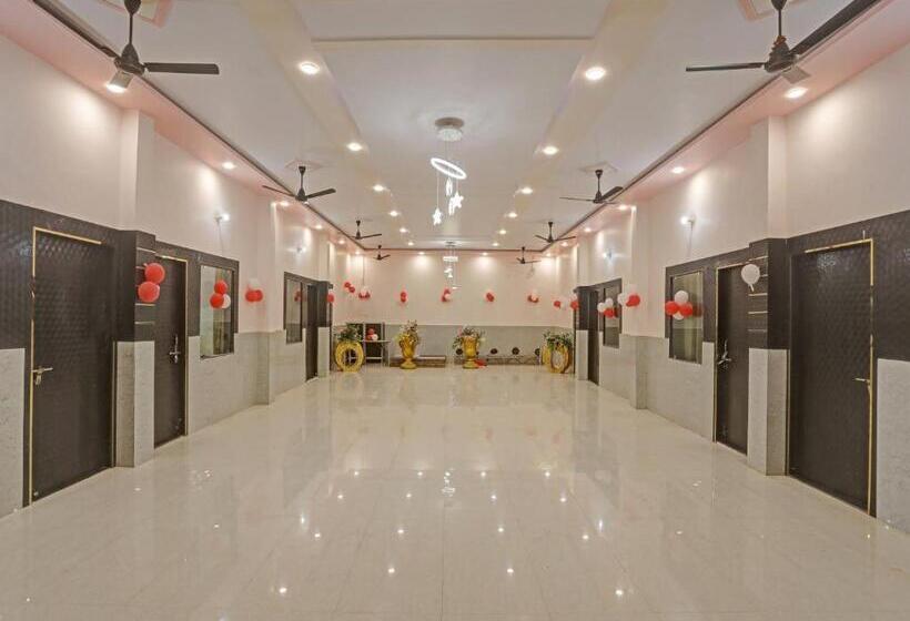 Отель Oyo Flagship 81203 New Meeranjay Mansion