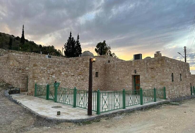 هتل Tafileh Sila A Heritage Village