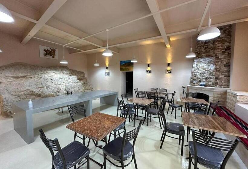 هتل Tafileh Sila A Heritage Village