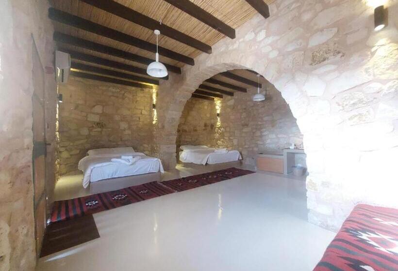 هتل Tafileh Sila A Heritage Village