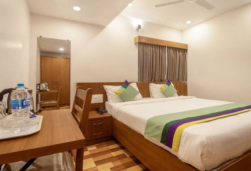 בית מלון כפרי Treebo Elite Plaza, 700 Mtrs From Madikeri Fort