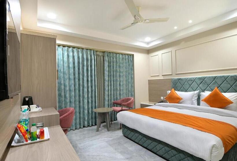 Newly Built Hotel Sapphire House Paharganj 5mins Walk From Railway Station And Metro Station