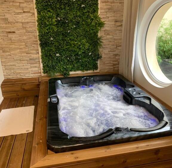 ペンション Chambre Romantique Avec Jacuzzi Privée