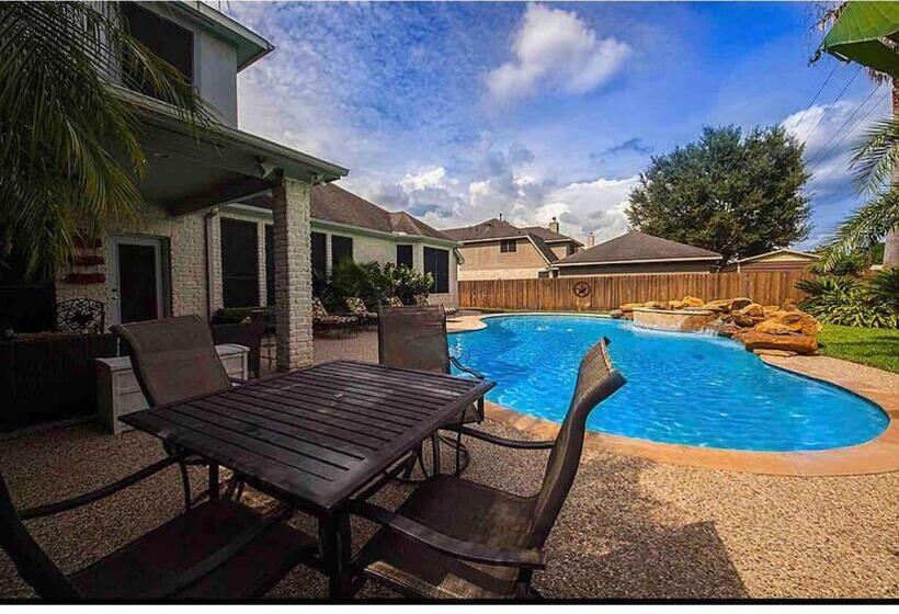 Пансион Champion Suite; Modern Guesthouse