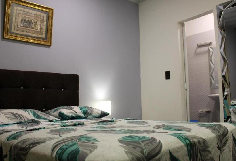 פנסיון Hostal Queens Deluxe