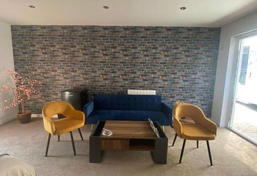 펜션 Large Room With Garden Area With Direct Access Onto Beach