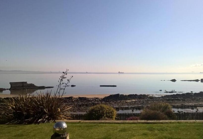 펜션 Large Room With Garden Area With Direct Access Onto Beach