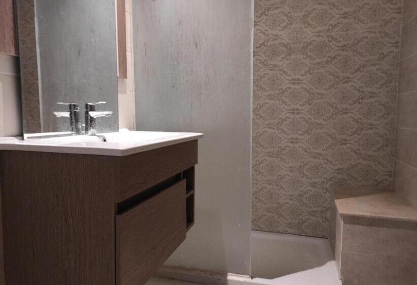 پانسیون Room In Apartment Refined Elegance Cite Les Palmiers