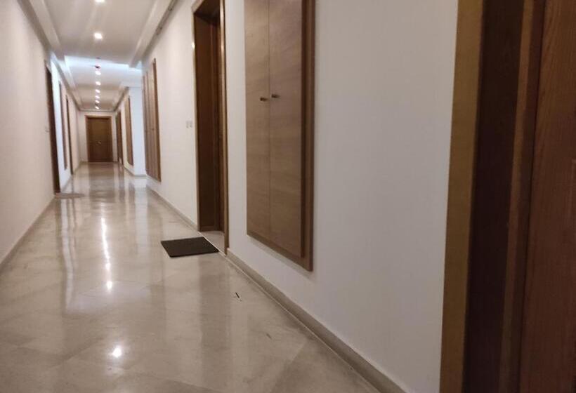 پانسیون Room In Apartment Refined Elegance Cite Les Palmiers