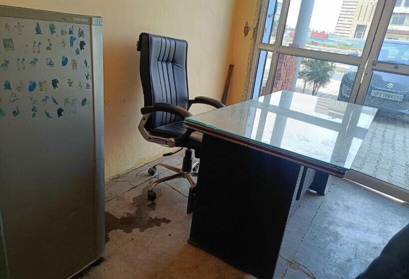 Spot On Hotel Golden Gajraula