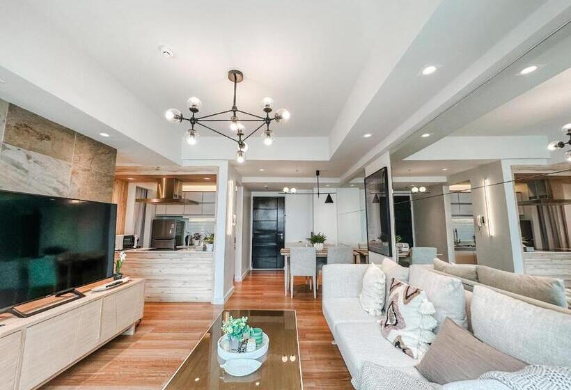 Vibrant Oasis With The Best View + Fast Wifi