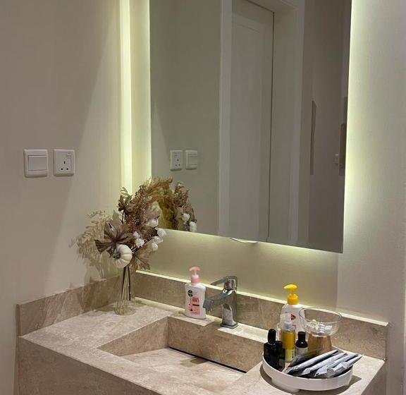 شقة فندقية لاكجري مع بلكونة الملقا