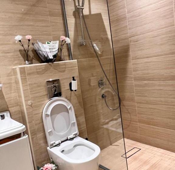 شقة فندقية لاكجري مع بلكونة الملقا