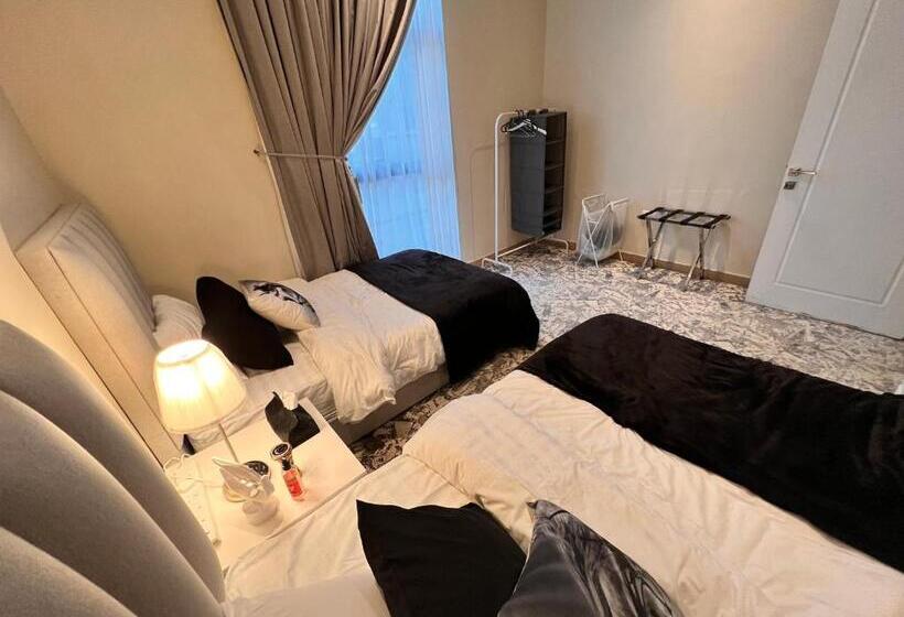 شقة فندقية لاكجري مع بلكونة الملقا