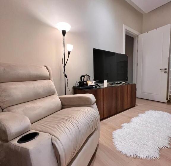 شقة فندقية لاكجري مع بلكونة الملقا