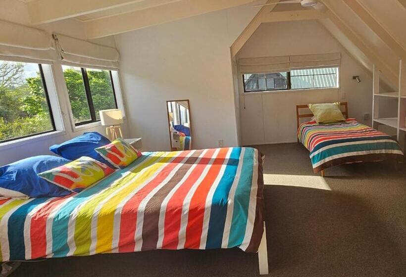 تختخواب و صبحانه Forest Waters Bungalow