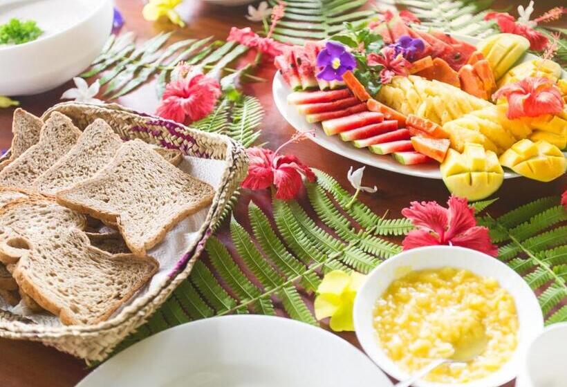 Drivethru Hostel Polhena