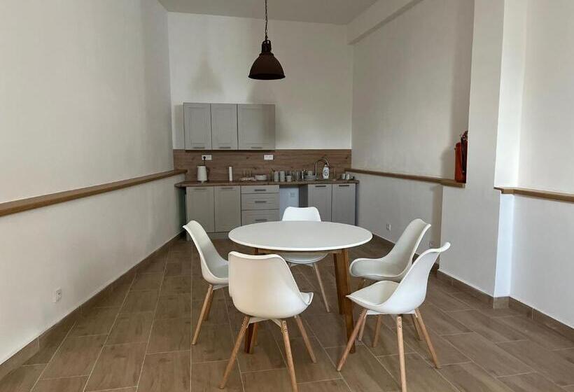 호텔 Chateau Kravín   Celý Objekt 15 Pokojů A Stodola