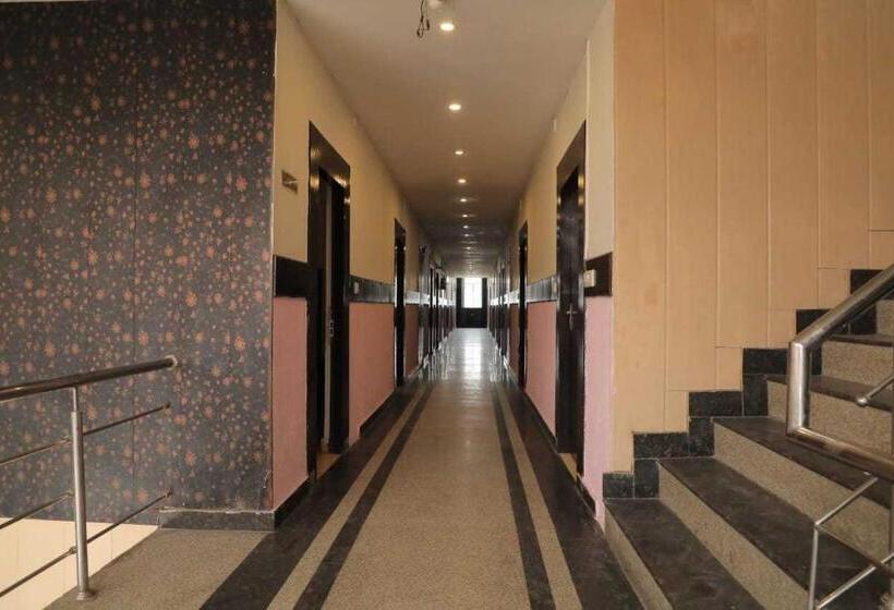 ホテル Collection O 81064 Drive In