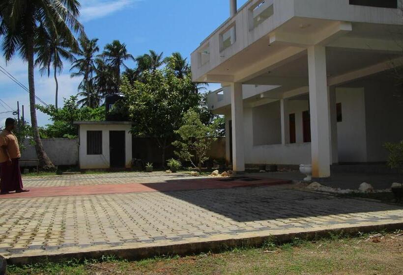 Отель Lihini Beach Villa