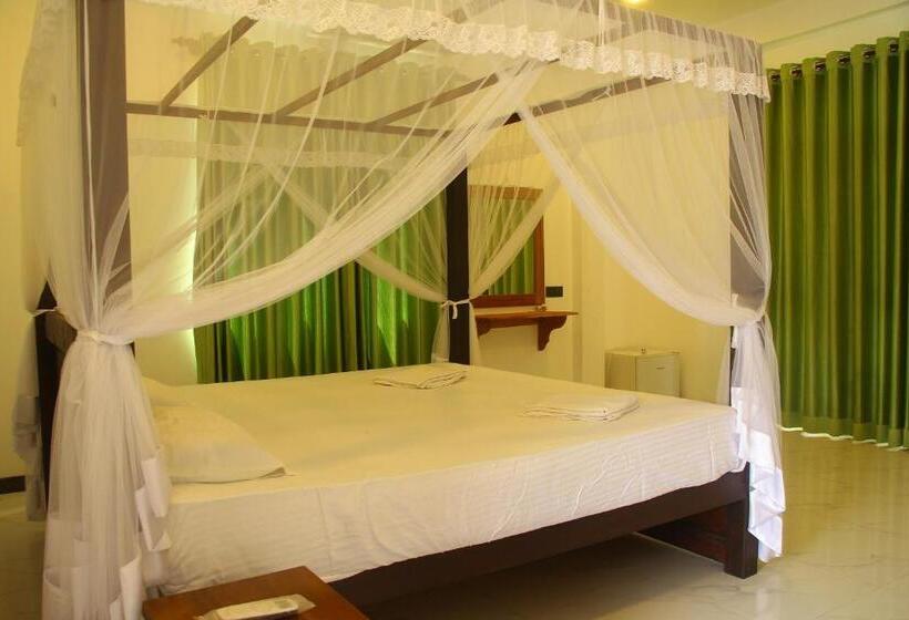 Отель Lihini Beach Villa