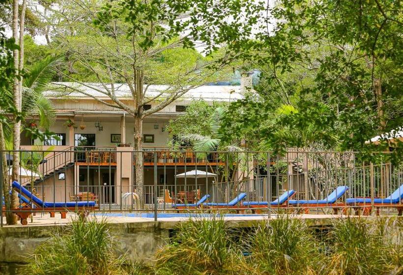 Отель Mbugwe Lodge