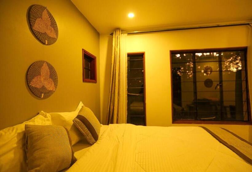 Отель Mbugwe Lodge