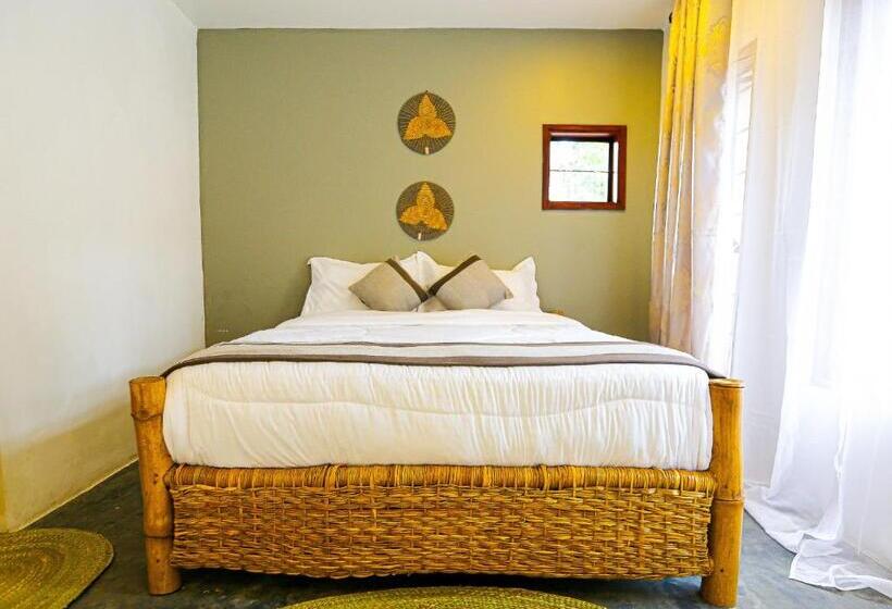 Отель Mbugwe Lodge