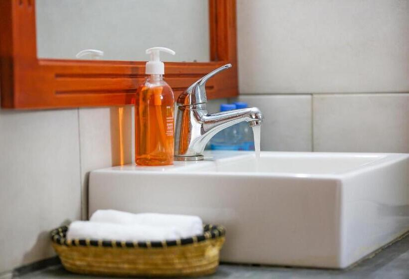 Отель Mbugwe Lodge