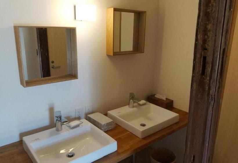 Отель 離島 宿navelの学校 三原港から船で14分