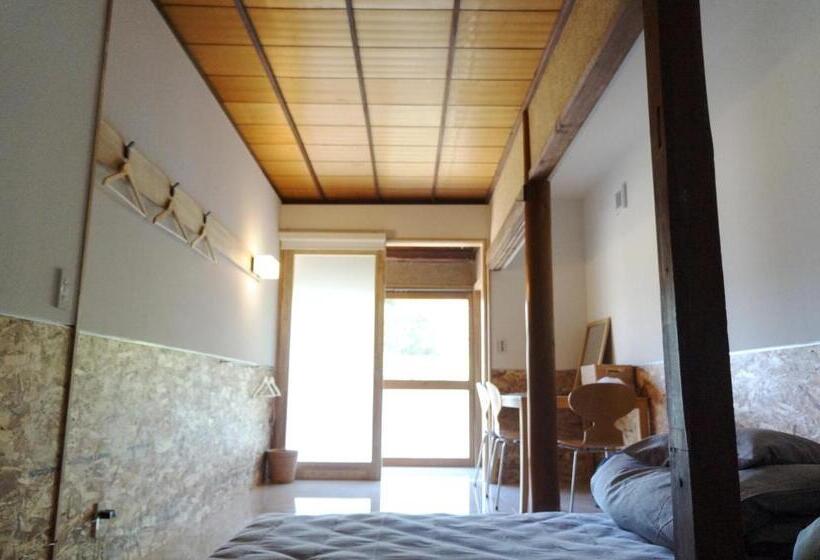 Отель 離島 宿navelの学校 三原港から船で14分