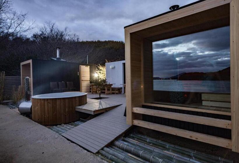 Отель 離島 宿navelの学校 三原港から船で14分