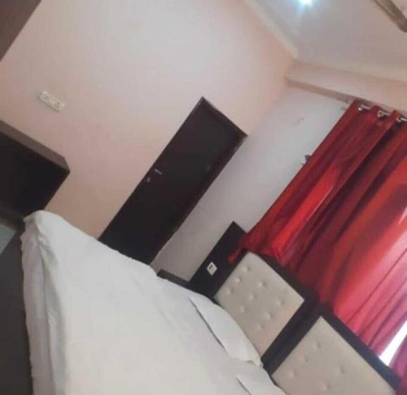 בית מלון כפרי Oyo 80831b The Royal Galaxy