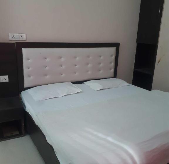 בית מלון כפרי Oyo 80831b The Royal Galaxy