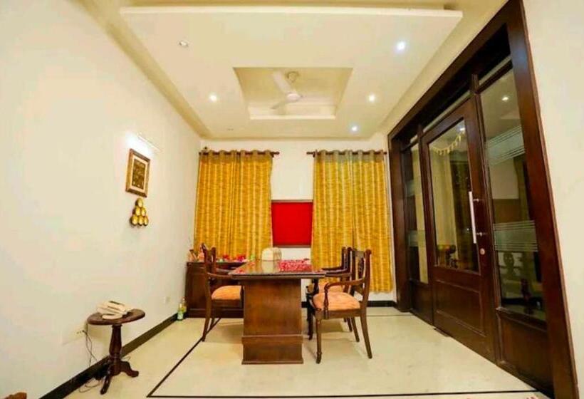 هتل Oyo 81146 Welcome Agra