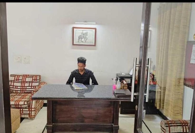 هتل Oyo 81146 Welcome Agra