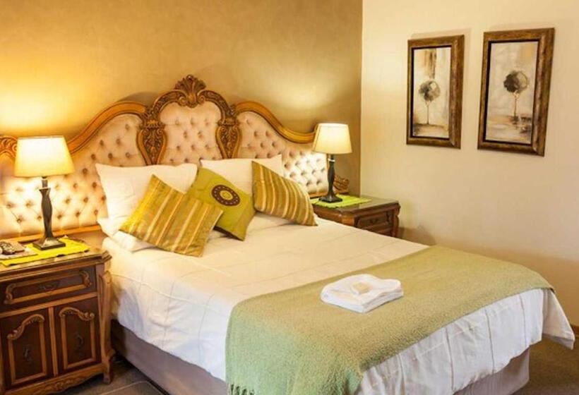 Отель Oyo Ahoka Palace