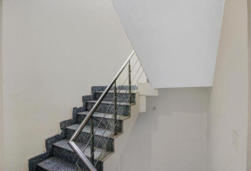 Hotel Oyo Flagship Pleasure Inn Near Haiderpur Metro Station