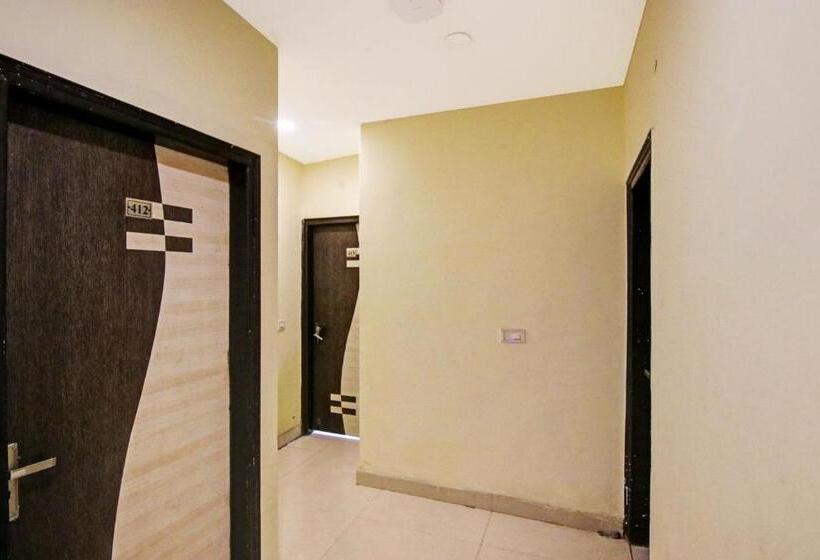 Hotel Oyo Flagship Pleasure Inn Near Haiderpur Metro Station